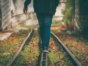 How to Travel Solo Safely in India – A Complete Guide for First-Timers Solo traveler walking safely in India during daytime.