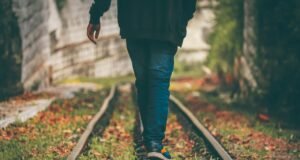 How to Travel Solo Safely in India – A Complete Guide for First-Timers Solo traveler walking safely in India during daytime.