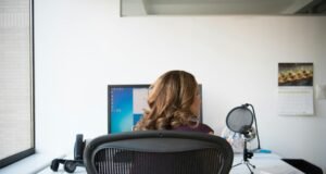 How to Have Good Posture When Sitting: Tips for a Healthy Spine How to have good posture when sitting with proper ergonomic setup